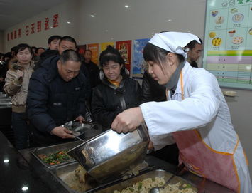 大慶油田采油三廠生產(chǎn)準備大隊 以優(yōu)質(zhì)餐飲服務(wù)守護一線“食事”暖心工程